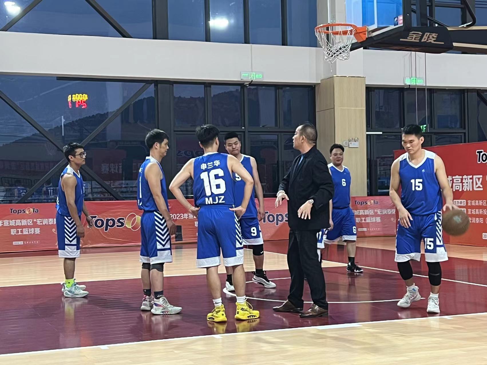 青春激昂 迎“籃”而上(圖2) 鐘總在做戰(zhàn)術(shù)部署.jpg
