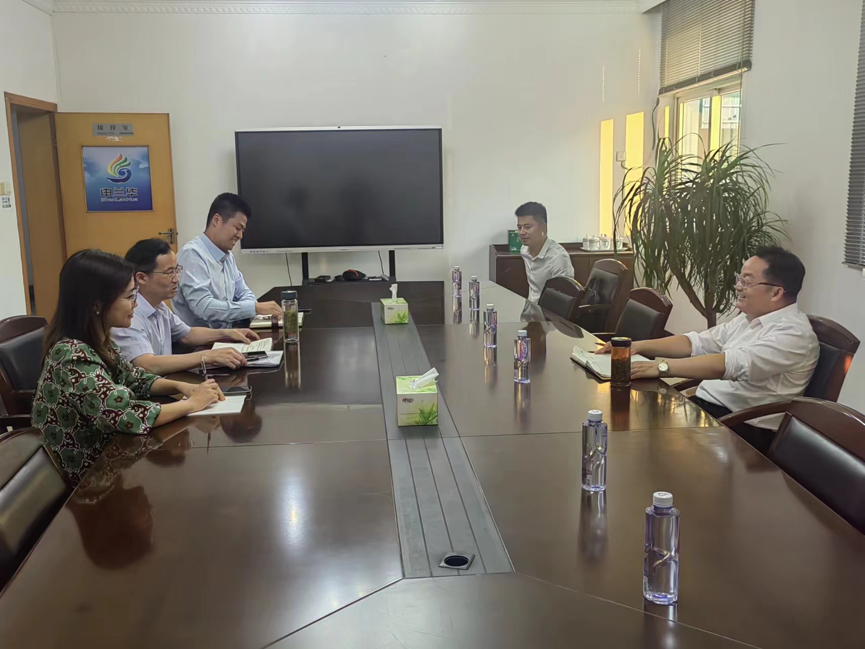 宣州區(qū)委書(shū)記俞志剛來(lái)我公司座談?wù){(diào)研