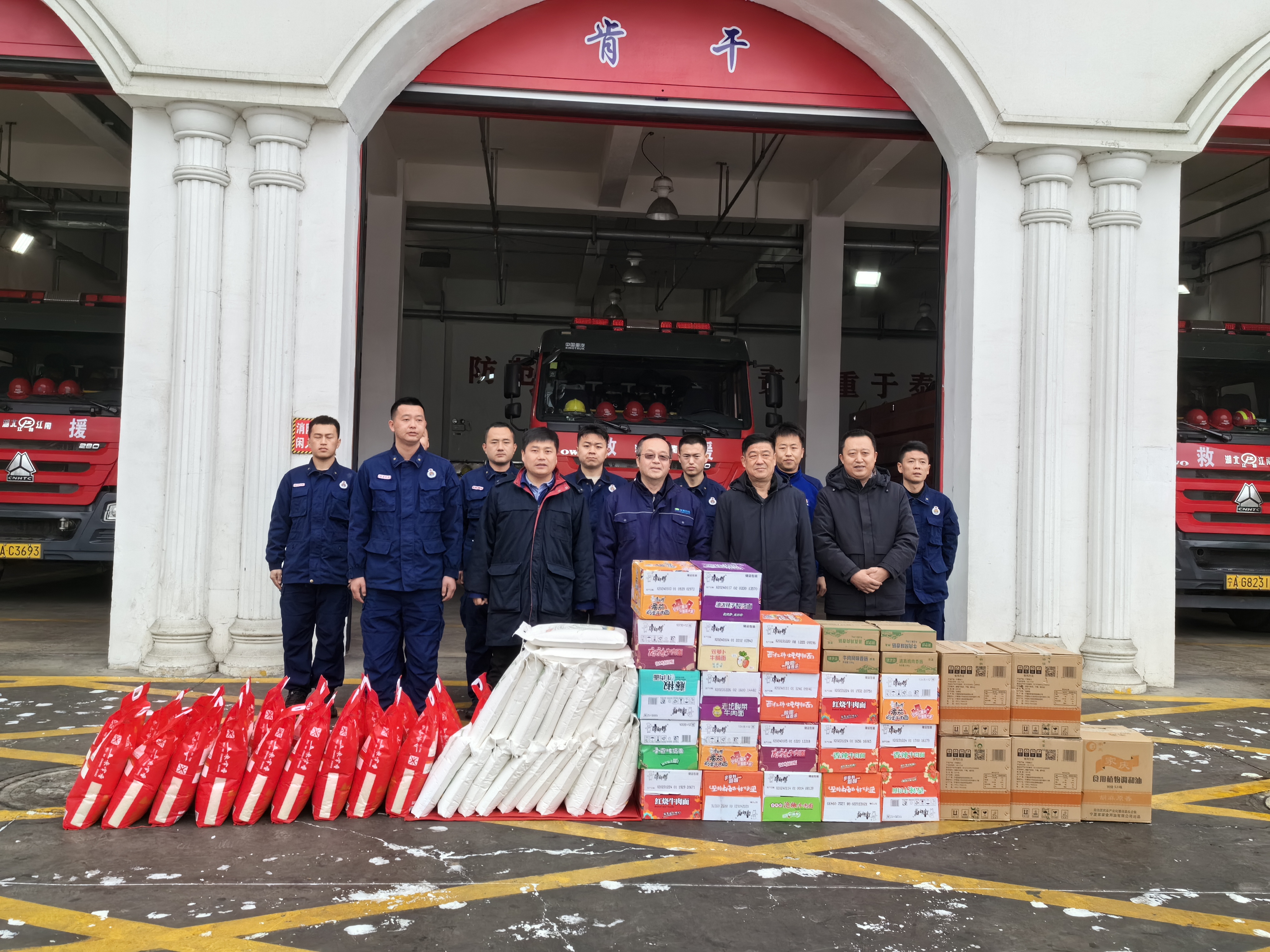 節(jié)日慰問送關(guān)懷 情濃意暖迎新年(圖2) a97544a4b41c5711b4328b60117cefc.jpg