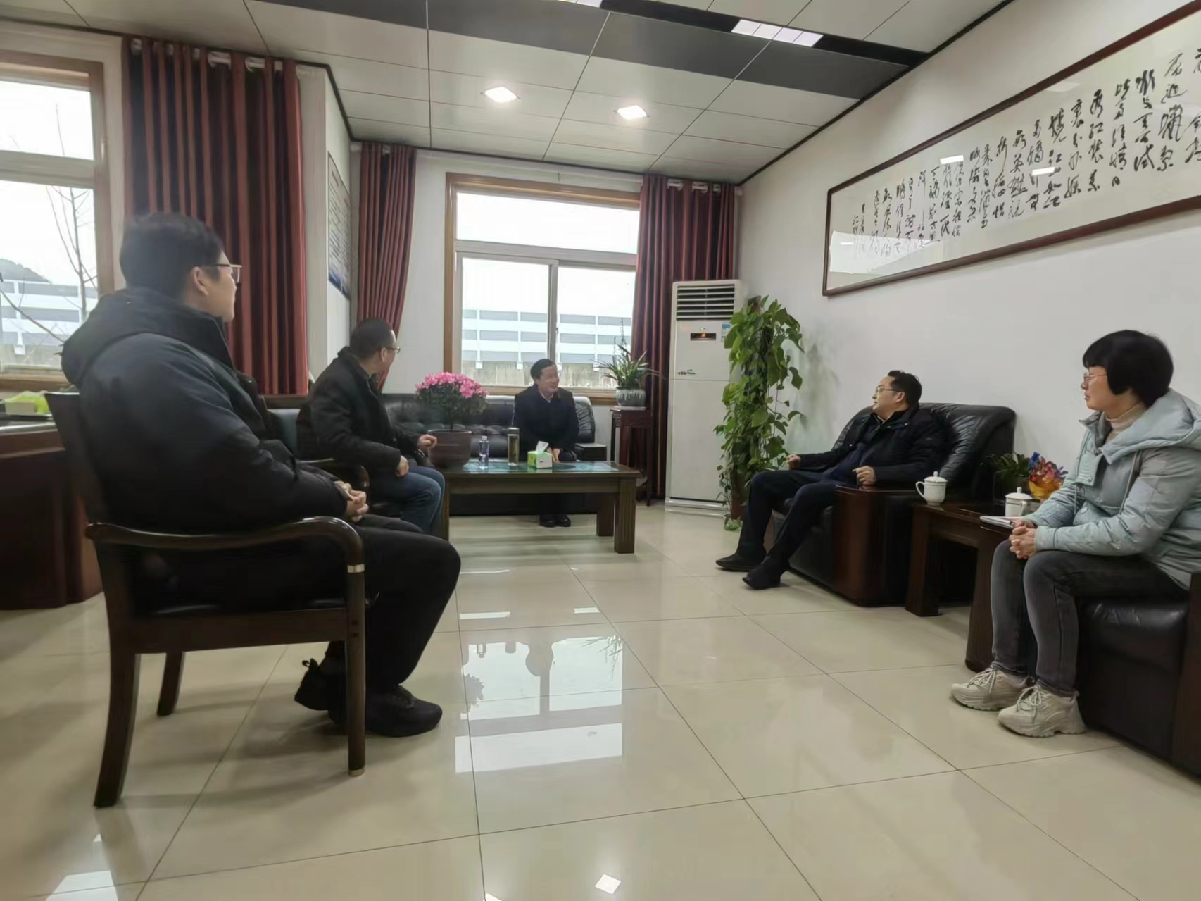 宣州區(qū)委書記俞志剛走進我公司慰問進站博士