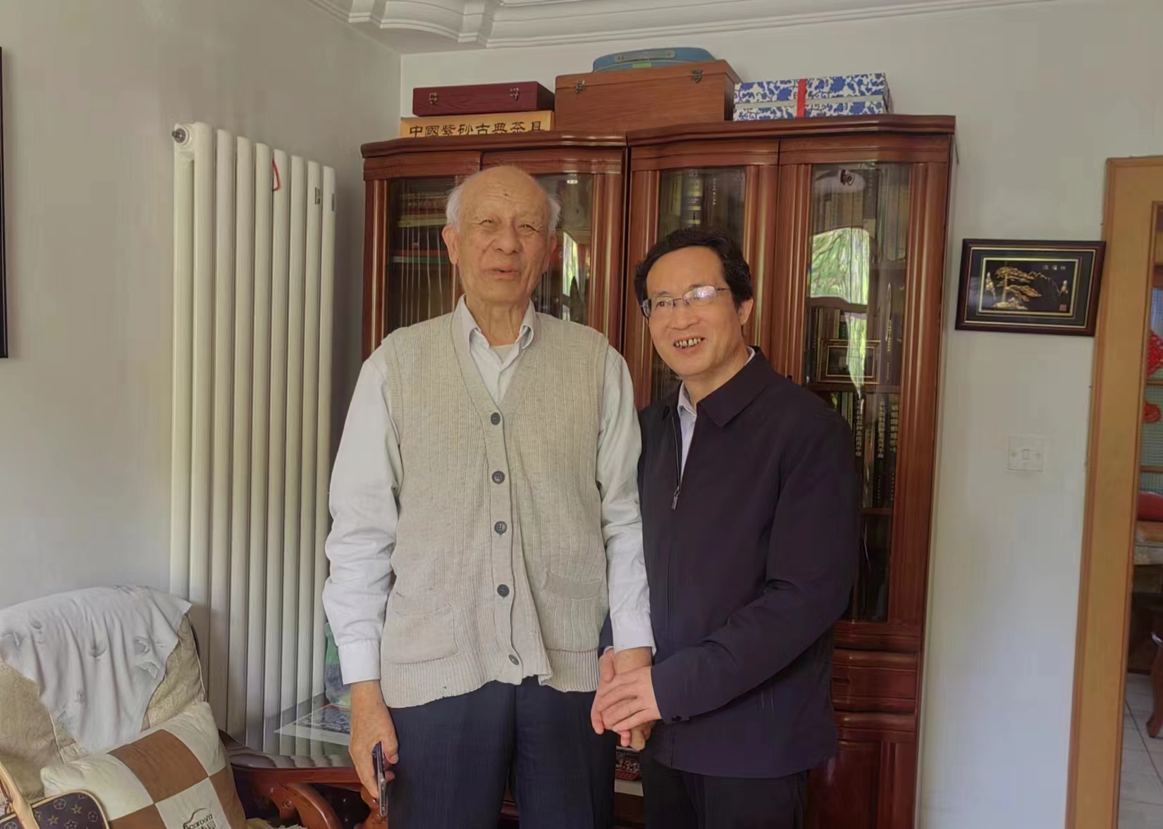 致敬行業(yè)泰斗 彰顯傳承力量(圖1) 20240425看望老教授周春隆 (2).jpg