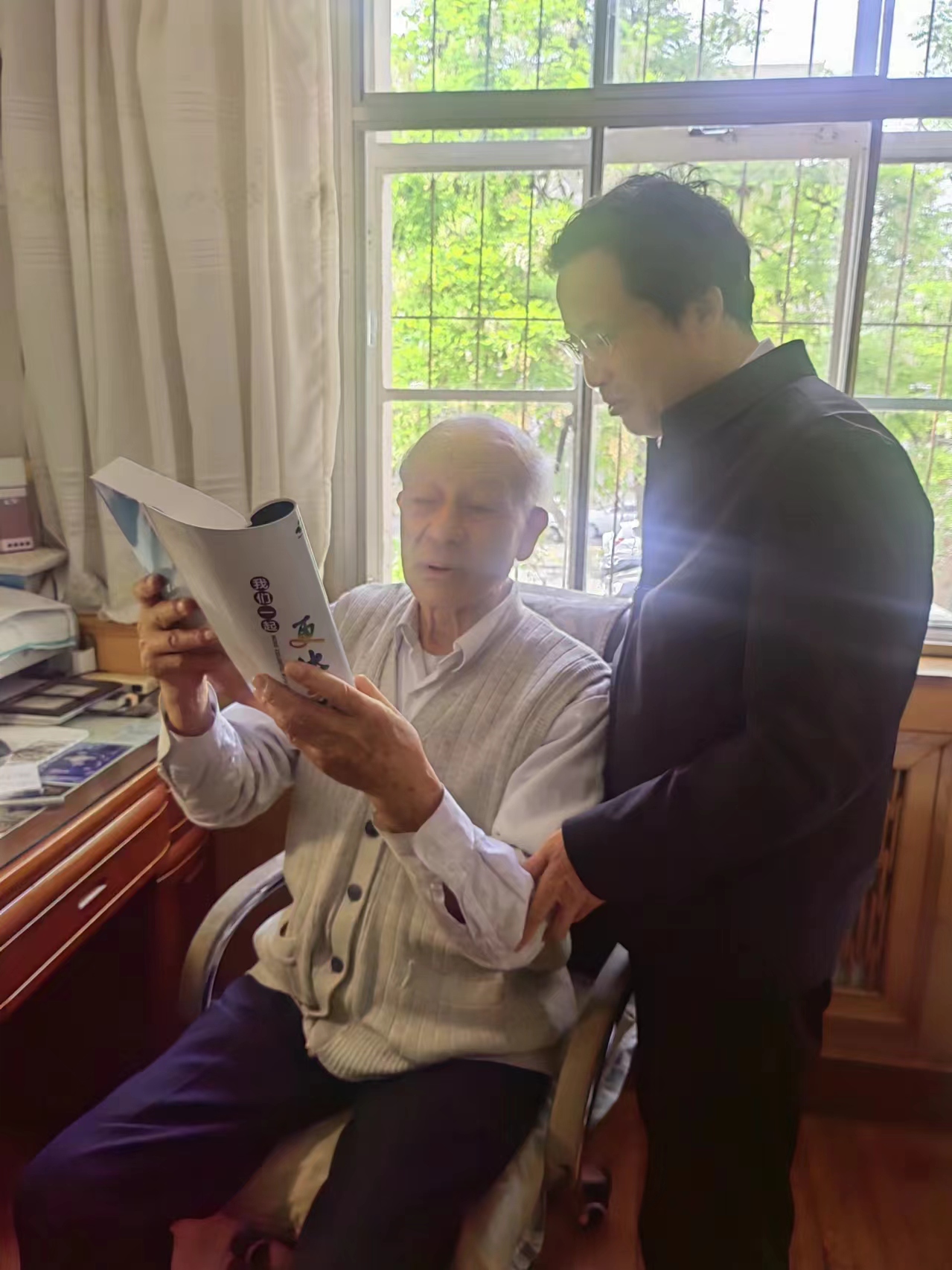 致敬行業(yè)泰斗 彰顯傳承力量(圖2) 20240425看望老教授周春隆 (5).jpg