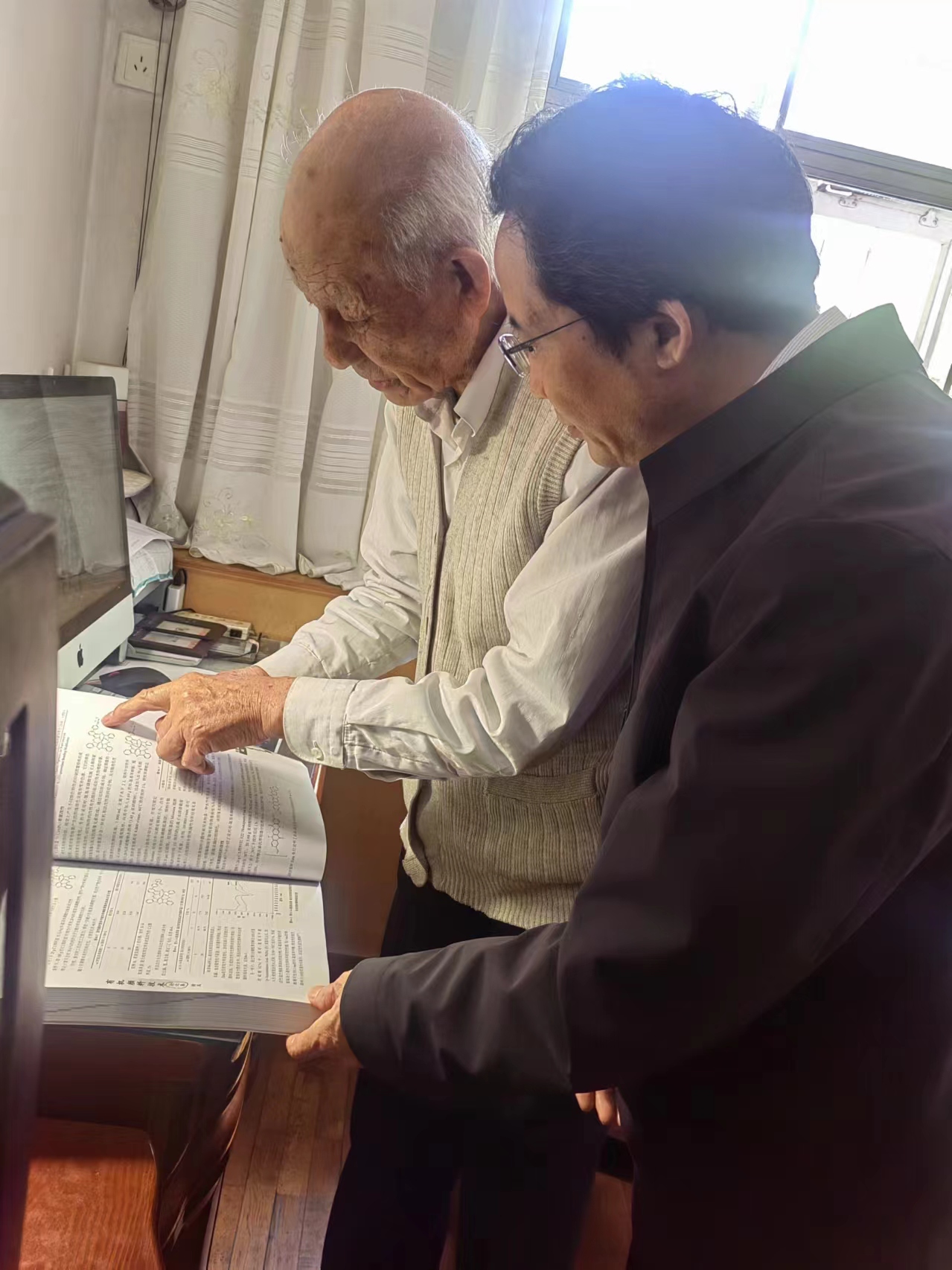 致敬行業(yè)泰斗 彰顯傳承力量(圖4) 20240425看望老教授周春隆 (1).jpg