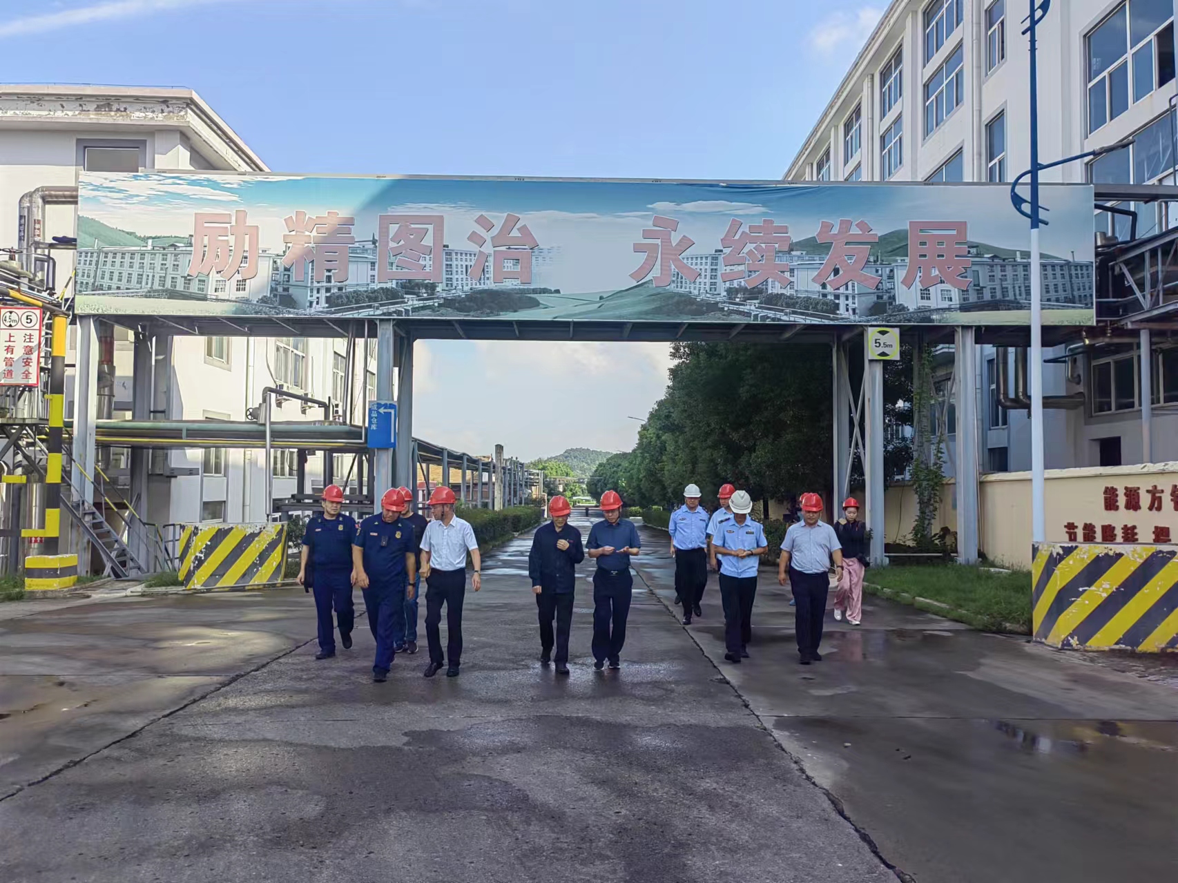 區(qū)長帶隊節(jié)前檢查 申蘭華安全得到肯定