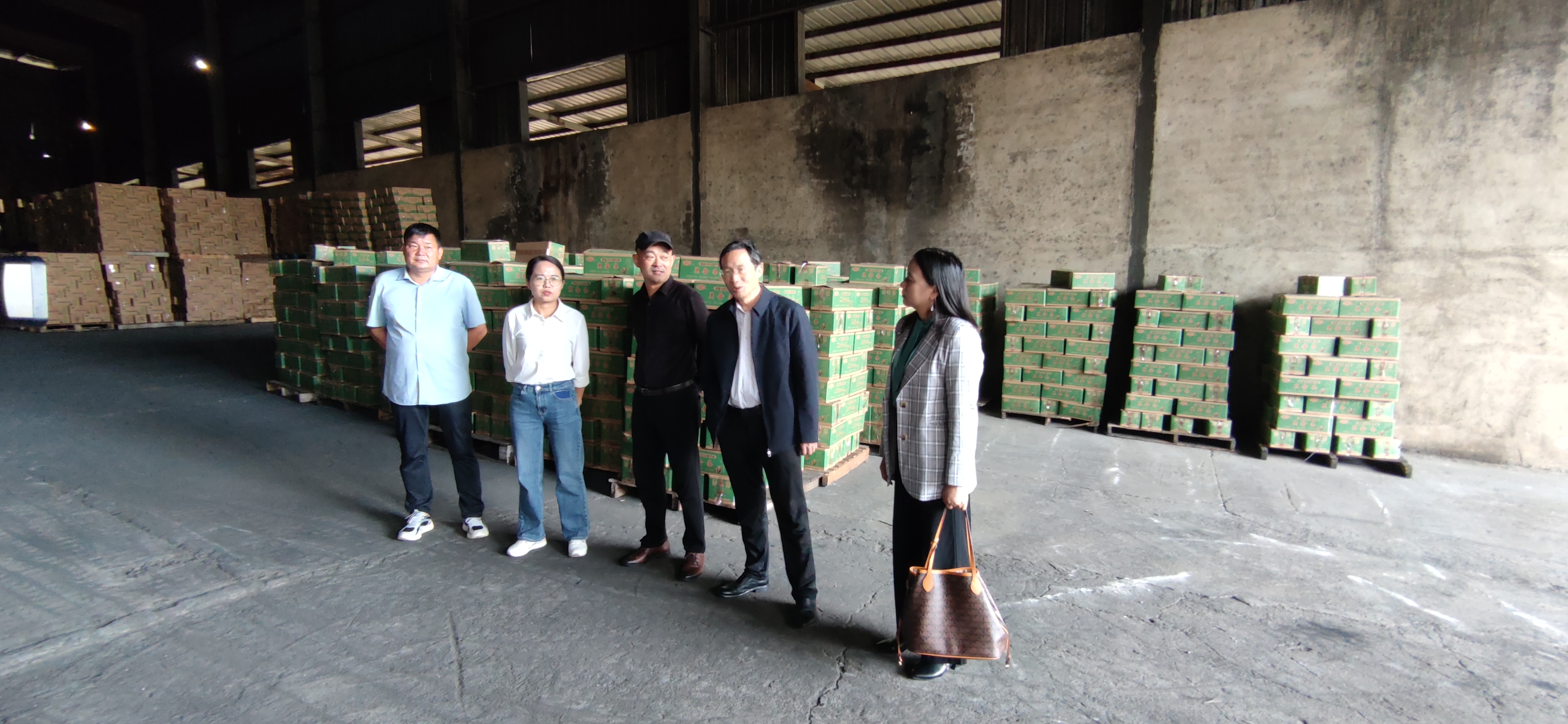 政企攜手共建“和美鄉(xiāng)村”(圖3) 20241018凈蓬村捐贈(zèng) (14).jpg