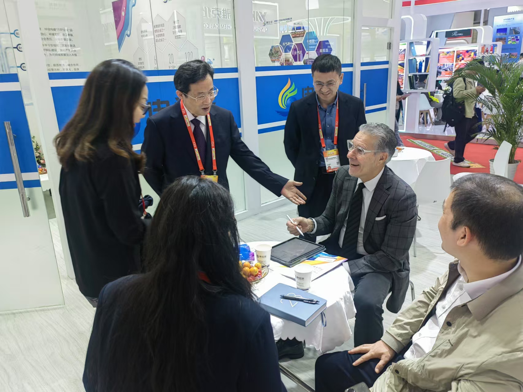 申蘭華股份閃耀涂料展 大展臺彰顯行業(yè)領(lǐng)導(dǎo)力(圖2) 20241203廣州涂料展 (12).jpg