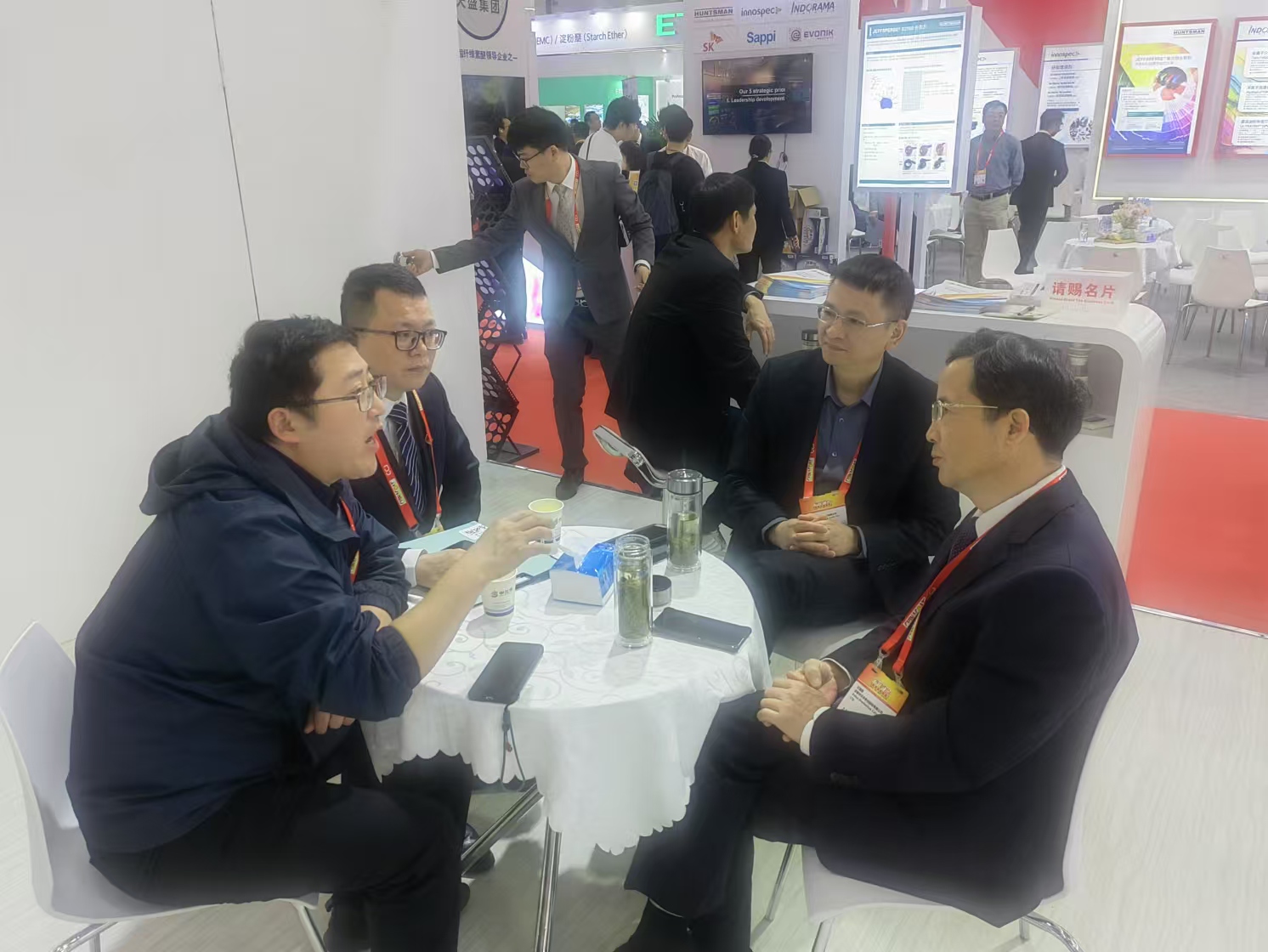 申蘭華股份閃耀涂料展 大展臺彰顯行業(yè)領(lǐng)導(dǎo)力(圖3) 20241203廣州涂料展 (5).jpg