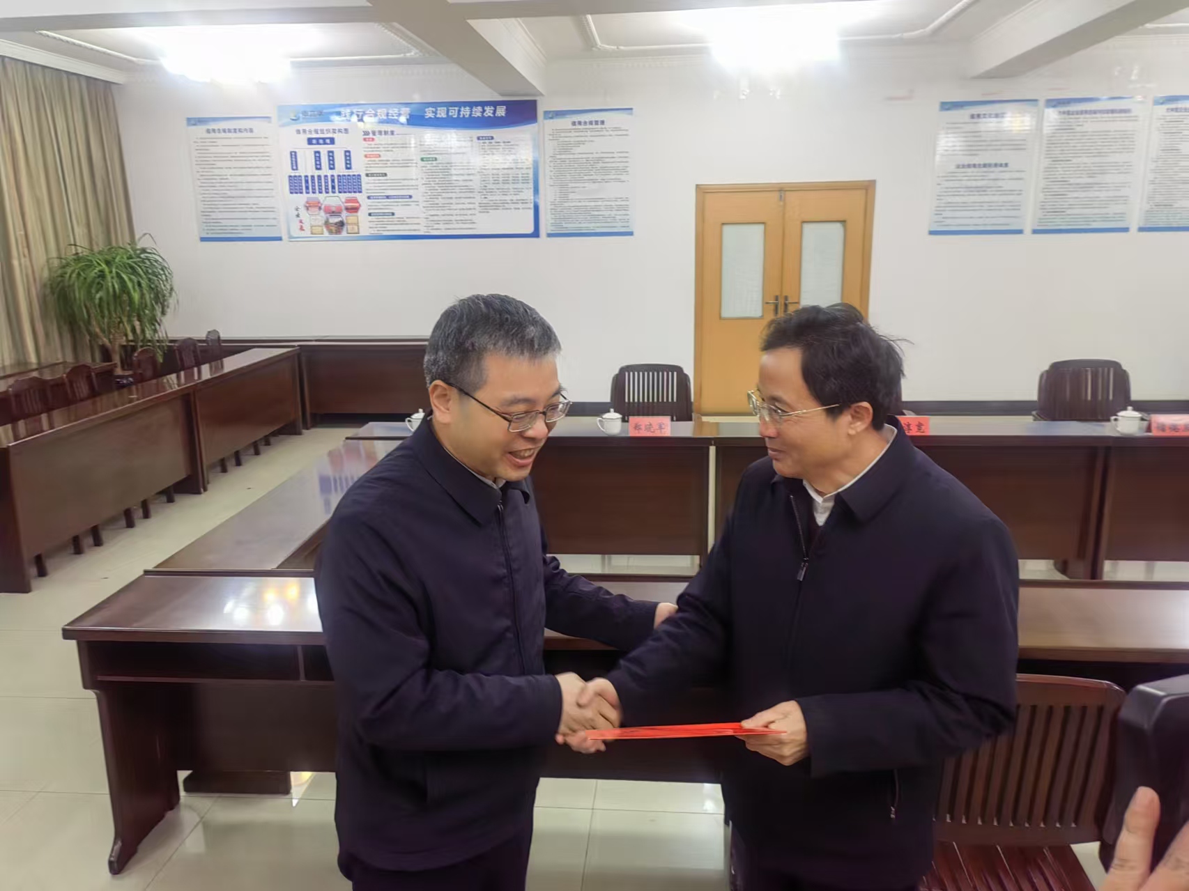 何淳寬慰問申蘭華專家汪國建