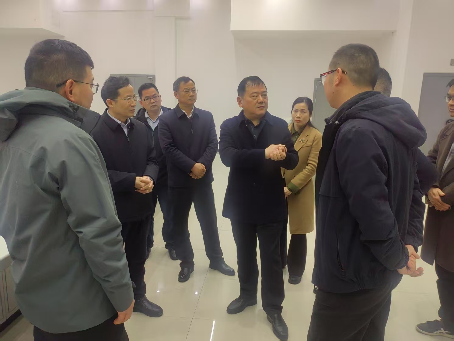 創(chuàng)新驅(qū)動(dòng)破內(nèi)卷 申蘭華開(kāi)啟新征程(圖3) 20250313省工信廳程廳長(zhǎng)調(diào)研 (6).jpg