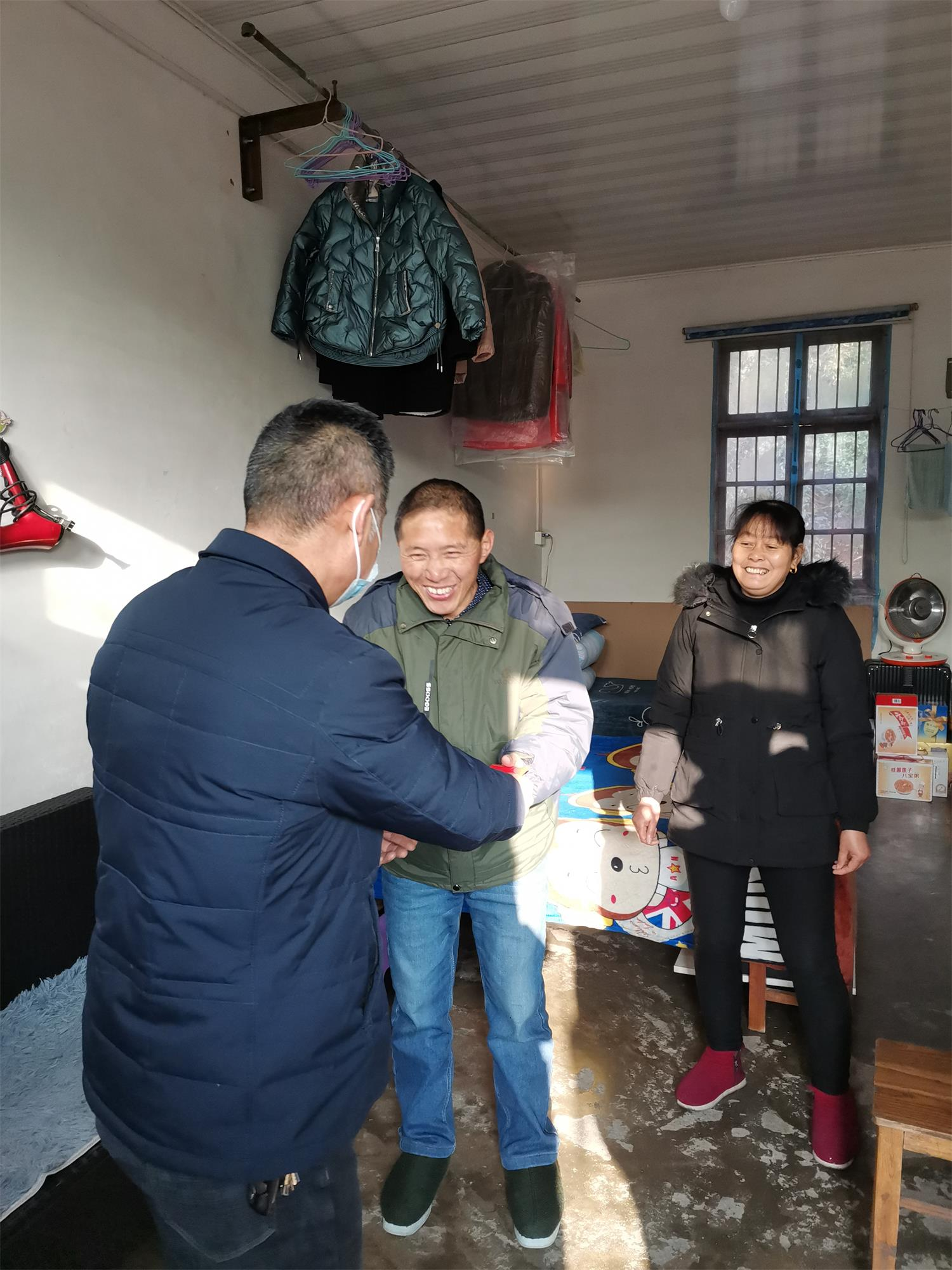 迎新春 送溫暖 關(guān)心關(guān)愛患病員工 濃濃情誼暖心田(圖1) 迎新春 送溫暖 關(guān)心關(guān)愛患病員工 濃濃情誼暖心田(圖1)