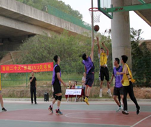 　　激揚(yáng)青春 拼搏球場